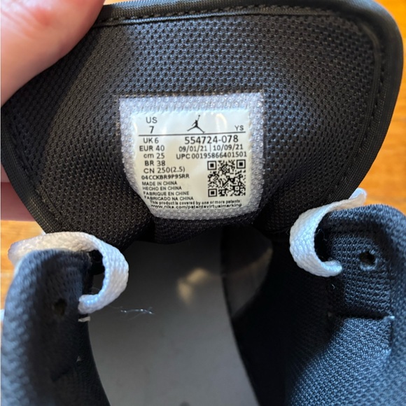 Nike Air Jordan 1 Mids - Picture 4 of 5